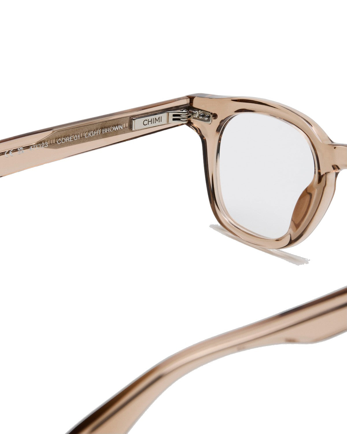 Detail of the temple and hinge on CHIMI 01 Core Light Brown Clear eyeglasses.