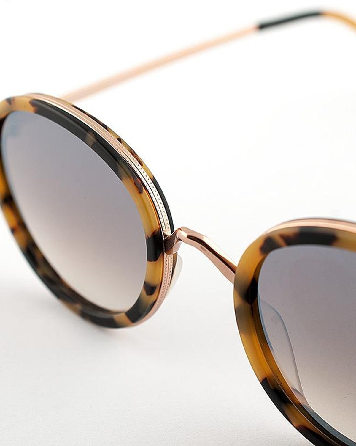 Close-up of the metal bridge and round tortoiseshell frames on EYEPETIZER 55 C.F-9-18F sunglasses.