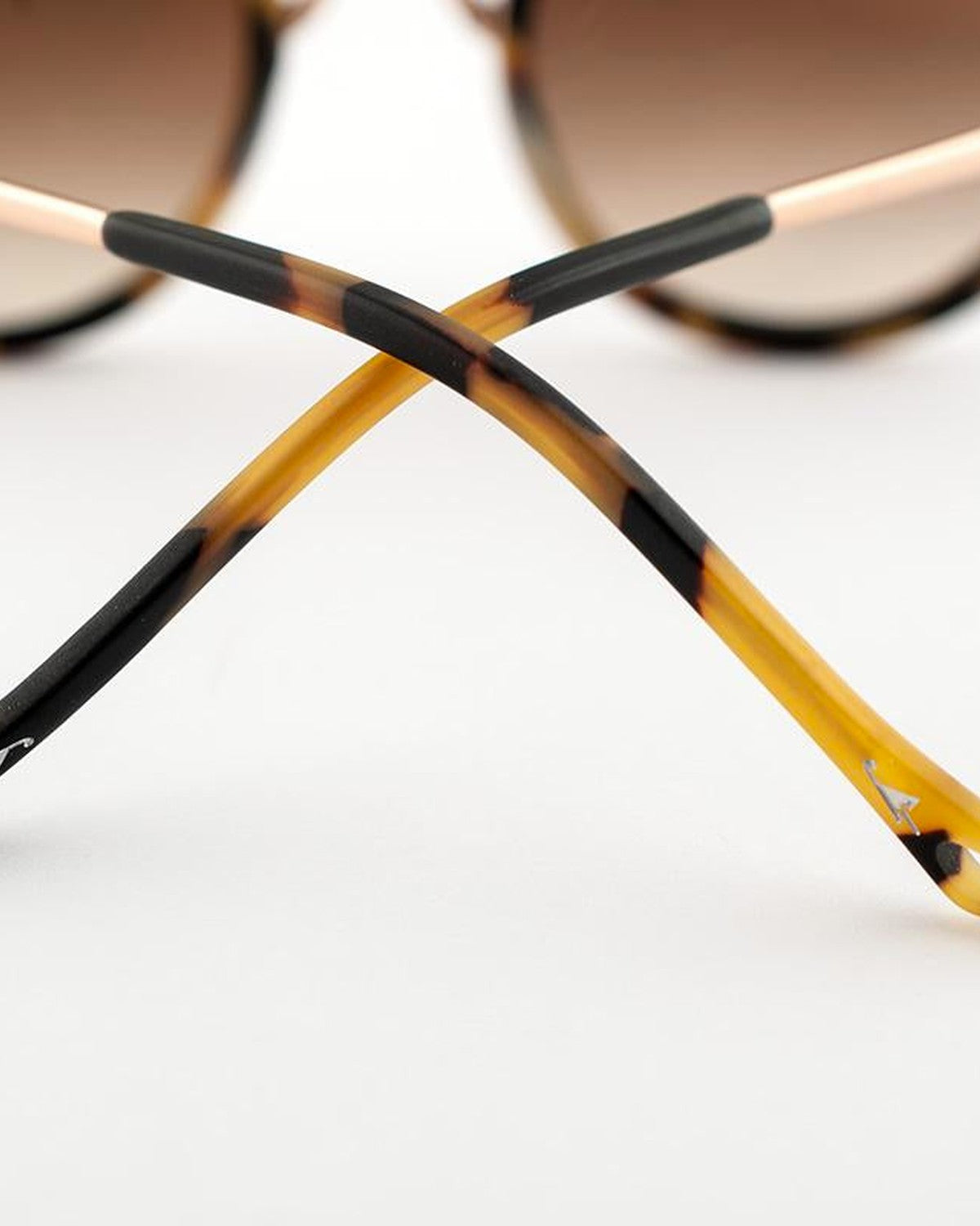 Detail of the crossed tortoiseshell temples on EYEPETIZER 55 C.F-9-18F sunglasses.