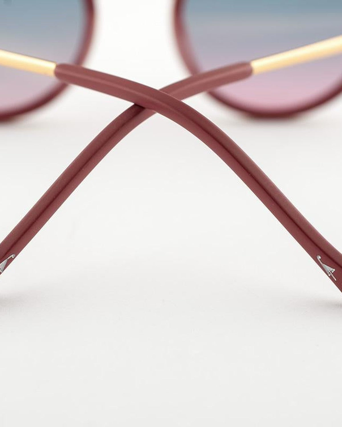 Detail of the crossed temples showing the metal core on EYEPETIZER 55 C.O-4-20 sunglasses.