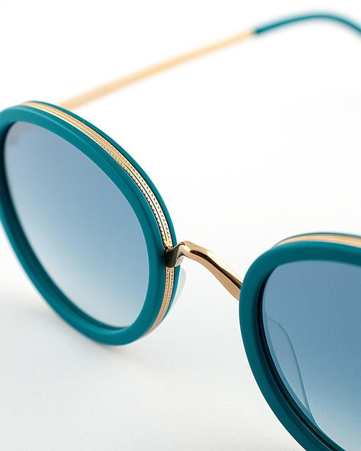 Close-up of the metal bridge and gradient lens on EYEPETIZER 55 C.T-4-26F sunglasses.