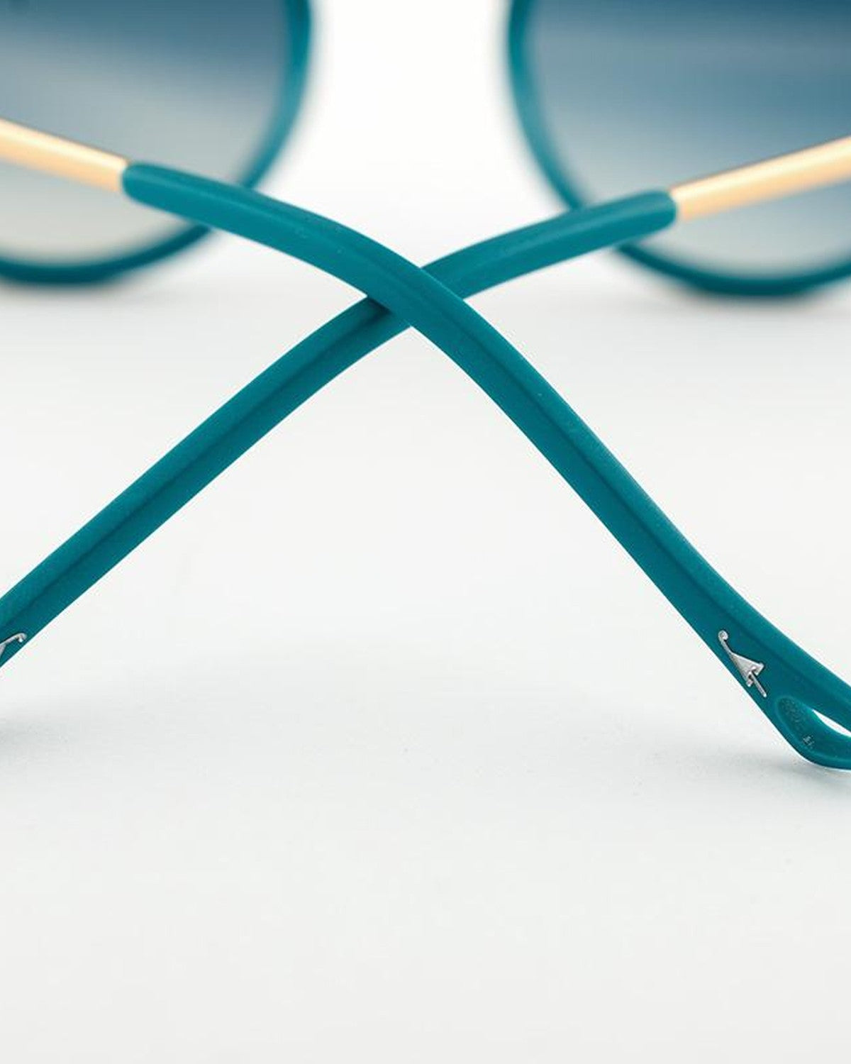 Detail of the crossed temples on EYEPETIZER 55 C.T-4-26F sunglasses.