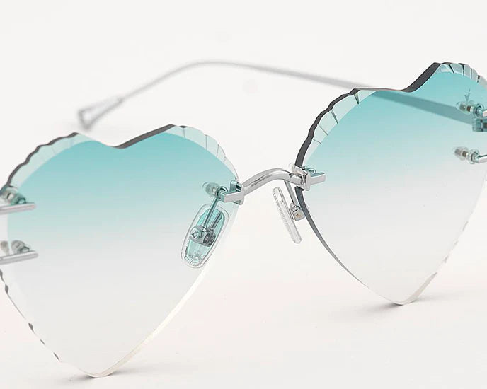Close-up of the bridge and screw detailing on EYEPETIZER Acapulco C.1-59 sunglasses.