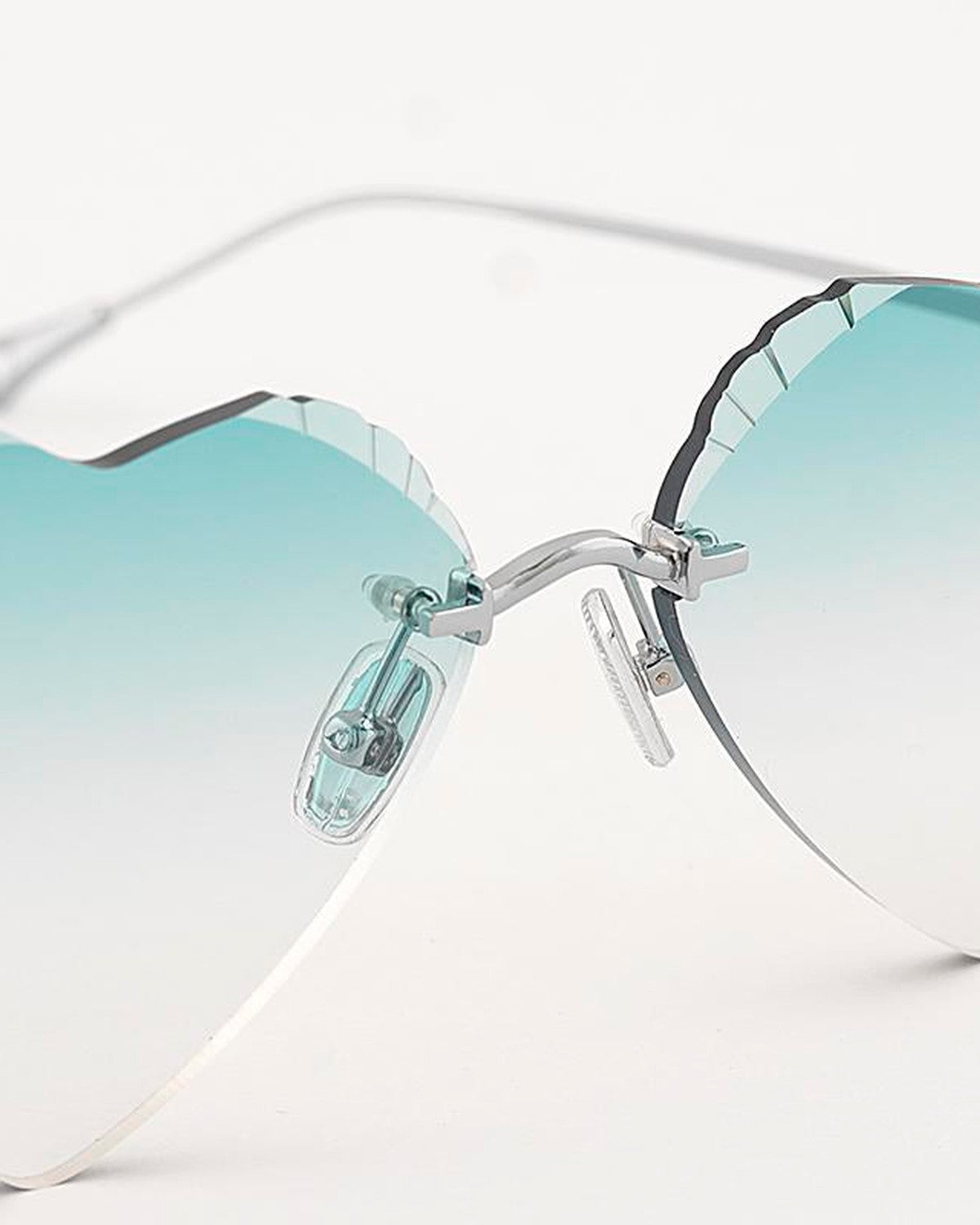 Close-up of the bridge and nose pads on EYEPETIZER OC.ACAPULCO C.1-59 sunglasses.