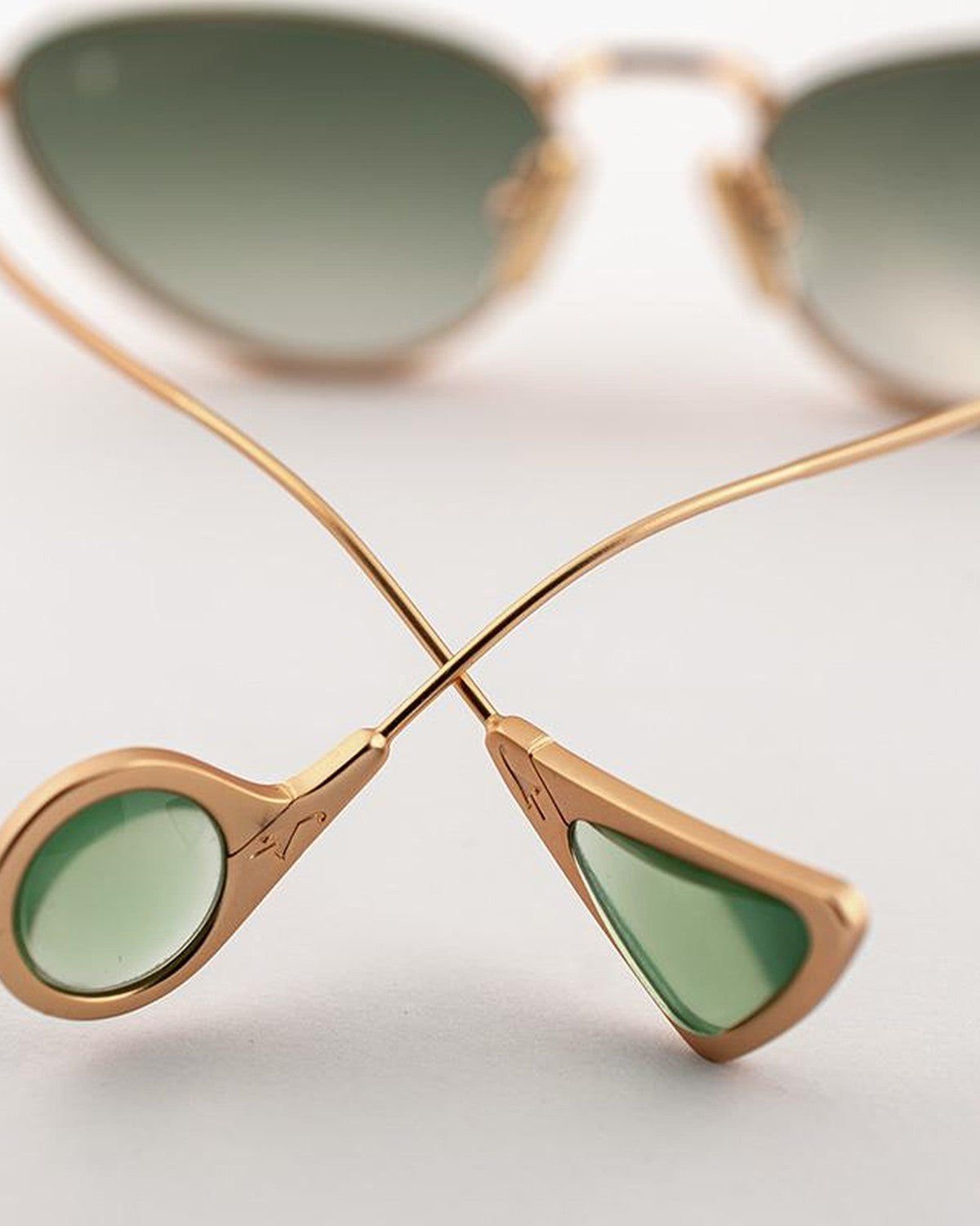 Detail of the crossed temples showing triangular and circular charms on EYEPETIZER ALAMEDA C.4-25F sunglasses.