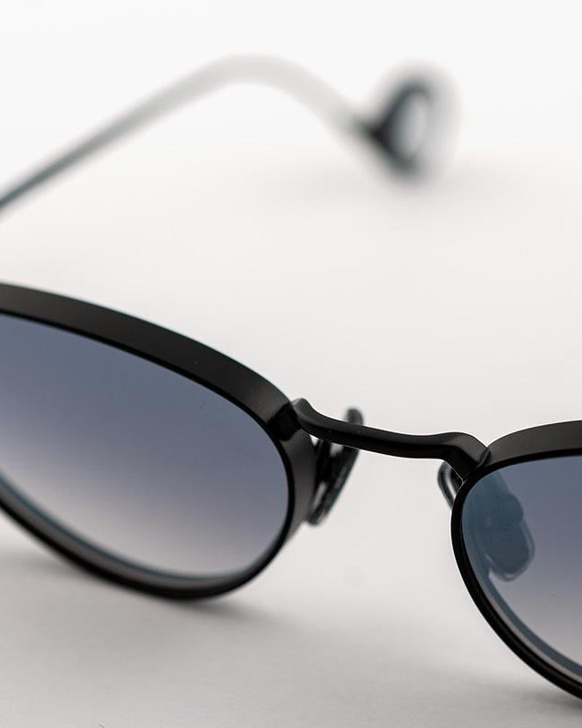 Close-up of the nose bridge and gradient lenses on EYEPETIZER ALAMEDA C.6-27F sunglasses.