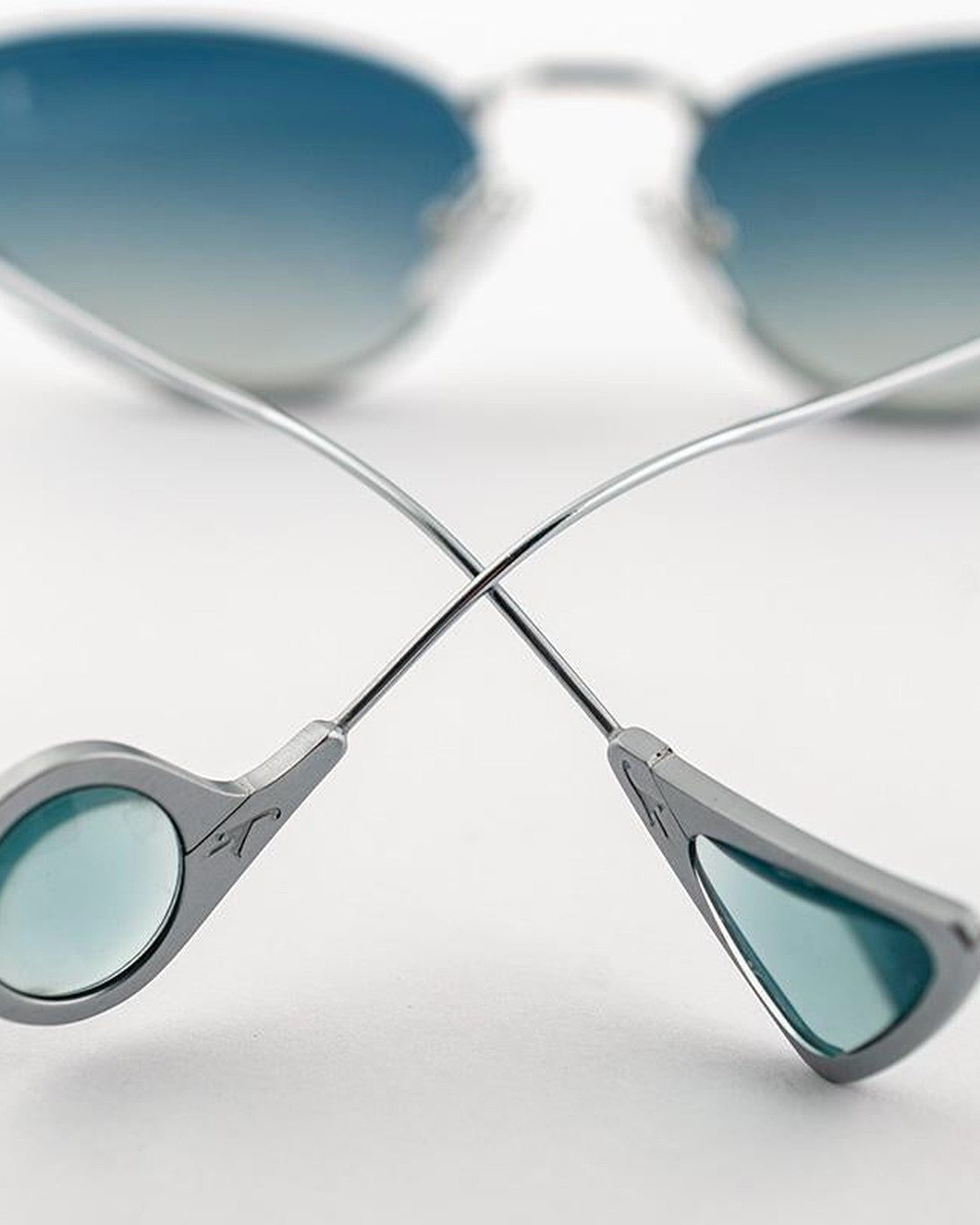 Detail of the crossed temples showing triangular jewel accents on EYEPETIZER ALAMEDA C.1-26F sunglasses.