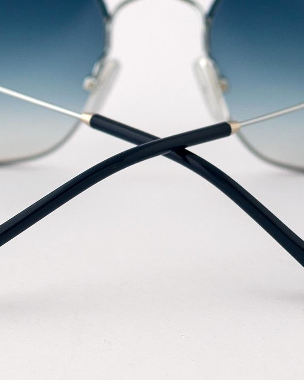 Detail of the acetate temple tips crossing on EYEPETIZER ATACAMA C.1-R-26 sunglasses.