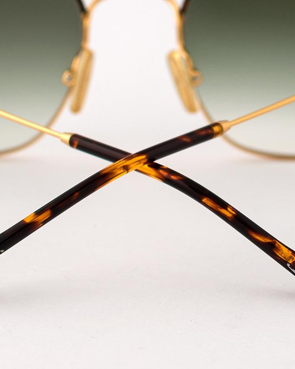 Detail of the crossed temples showing tortoiseshell acetate tips on EYEPETIZER ATACAMA C.4-M-25 sunglasses.