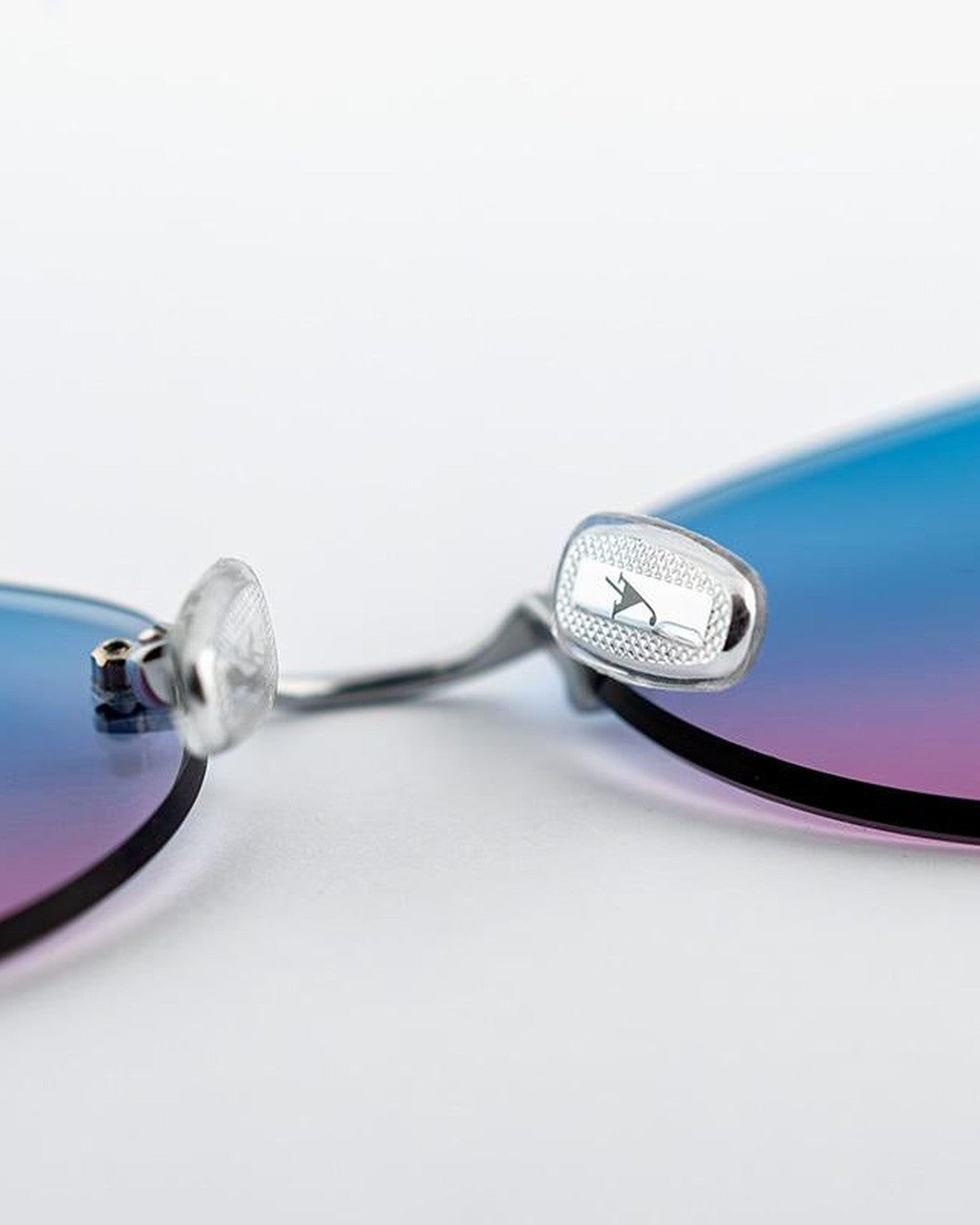 Detail of the nose pad and bridge logo on EYEPETIZER BEAT C.1-42F sunglasses.