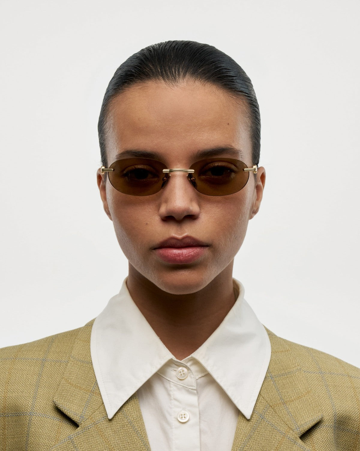 Model wearing CHIMI Cadenza Oval Brown sunglasses.