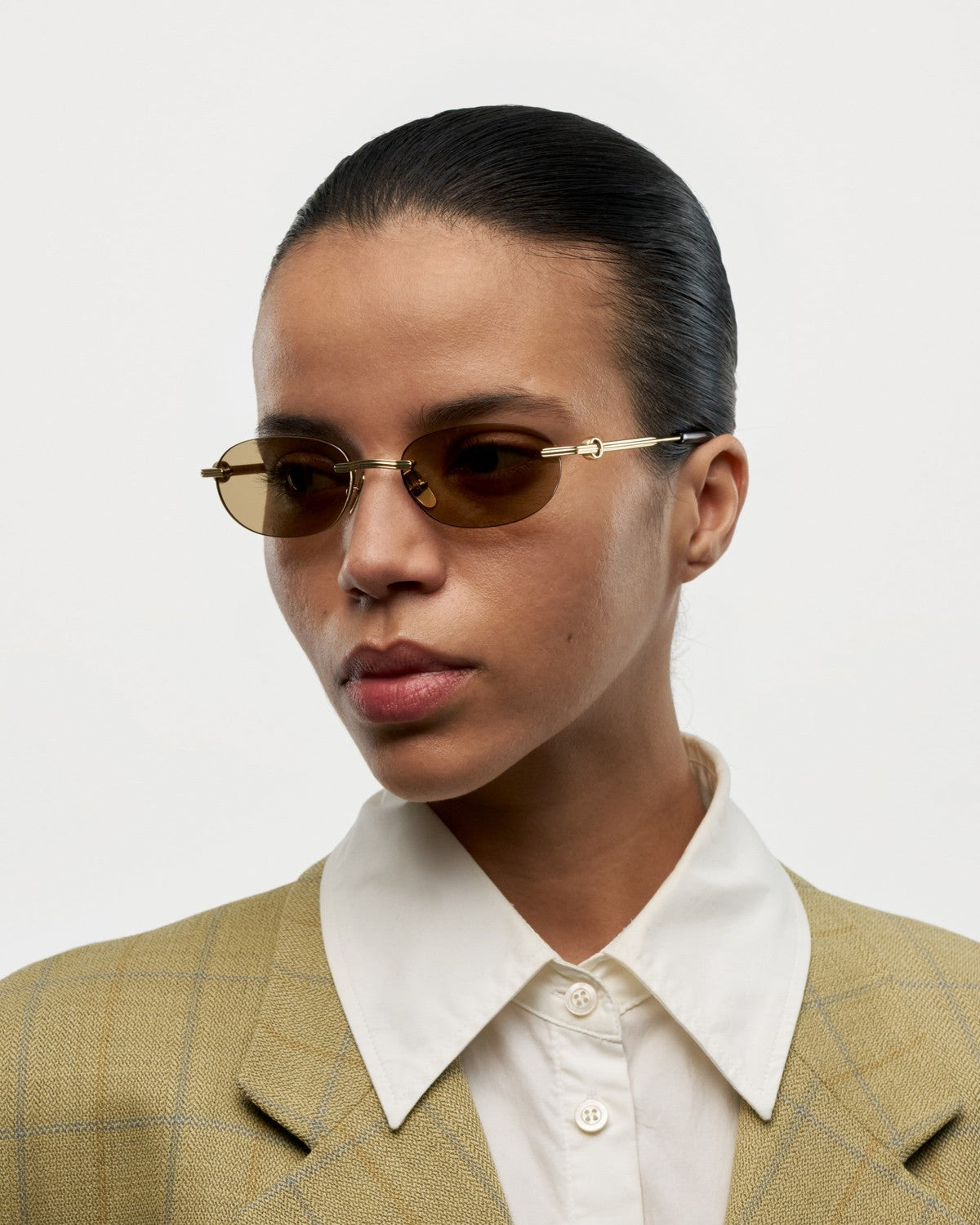 Angle view of model wearing CHIMI Cadenza Oval Brown sunglasses.