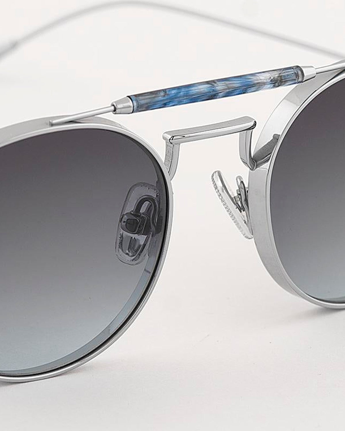 Detail of the double bridge and temple attachment on EYEPETIZER CARIBE C.1-69 sunglasses.
