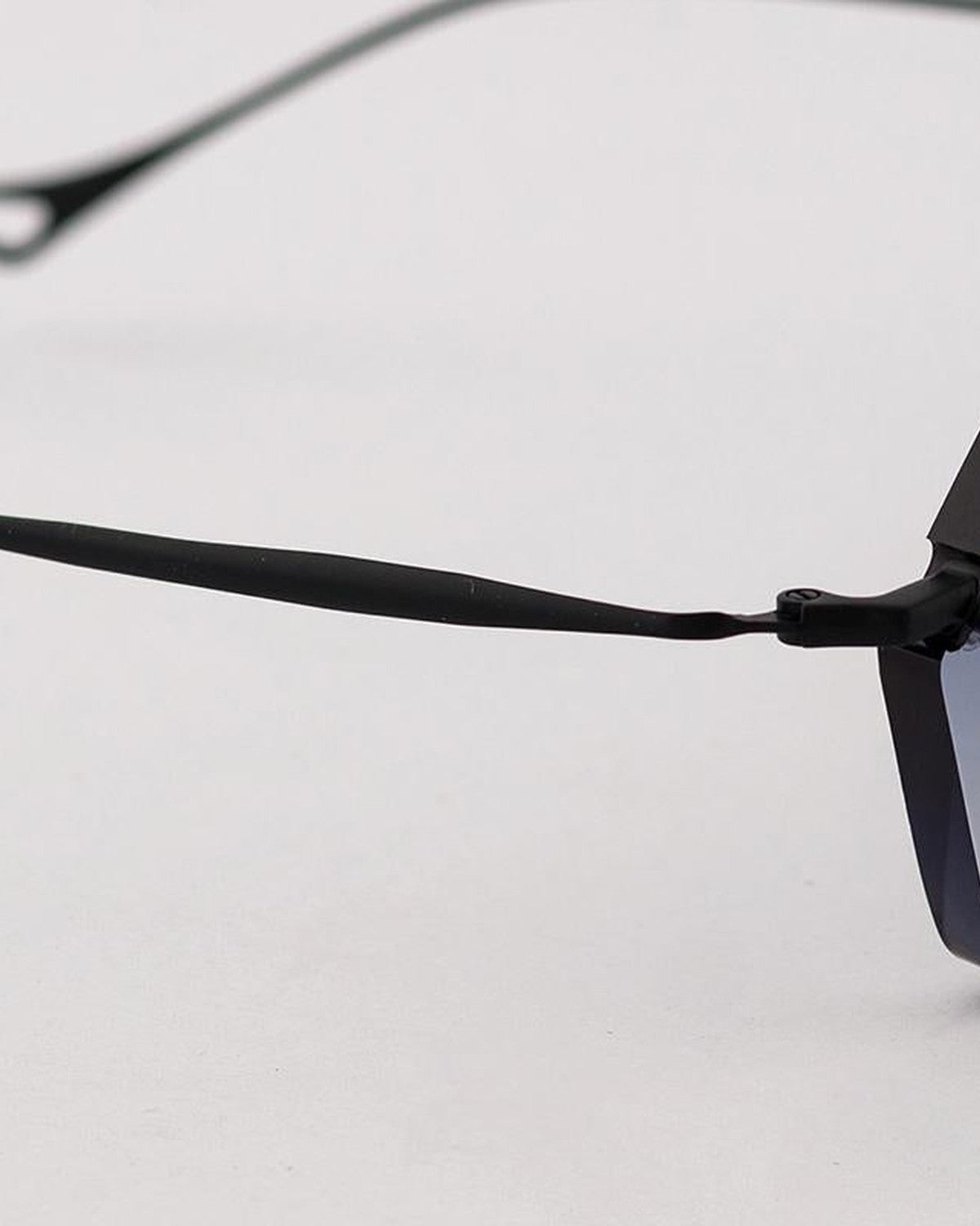 Close-up of the slim temple and wire construction on EYEPETIZER OC.CARNABY C.6-51 sunglasses.
