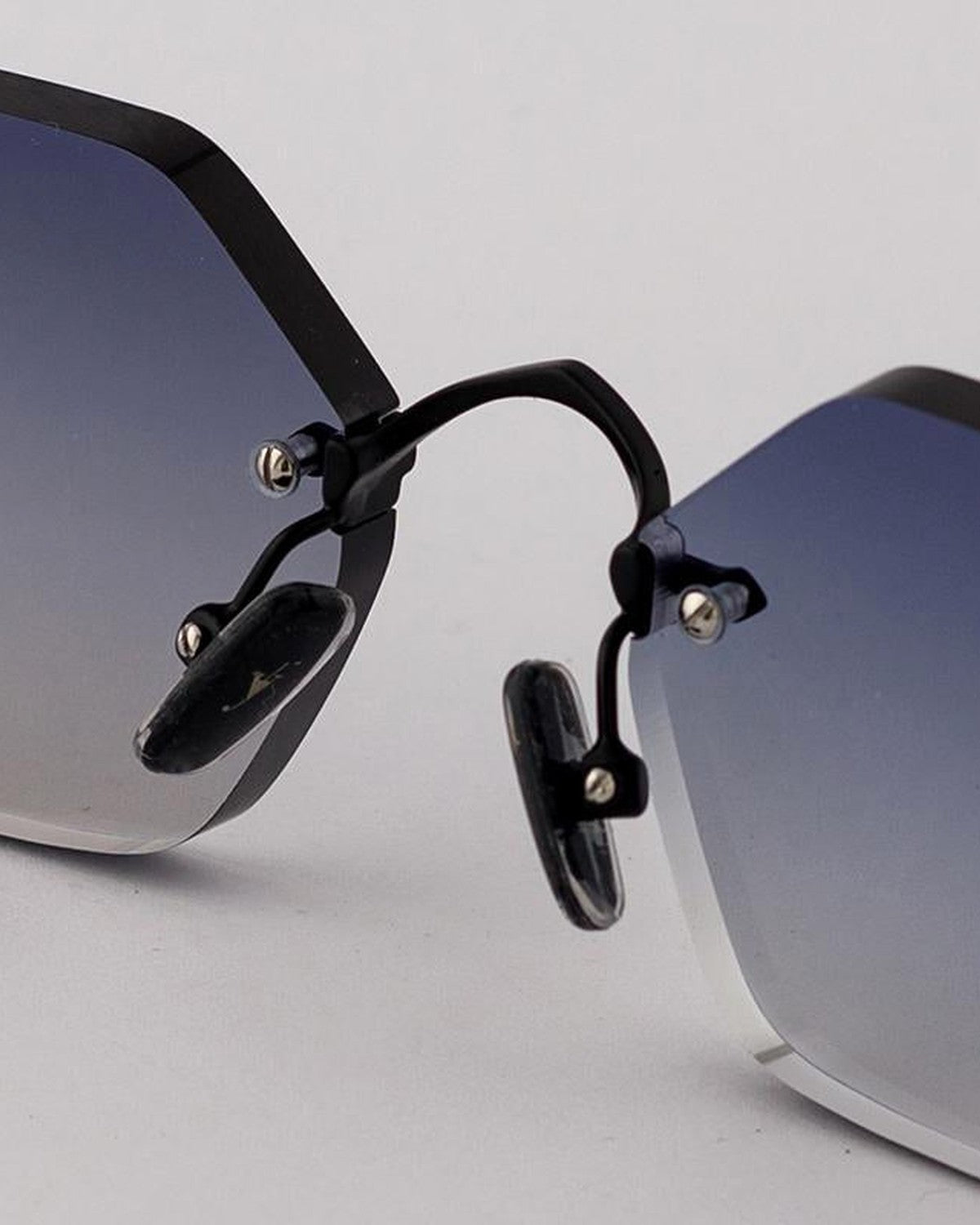 Detail of the rimless nose bridge and screws on EYEPETIZER OC.CARNABY C.6-51 sunglasses.