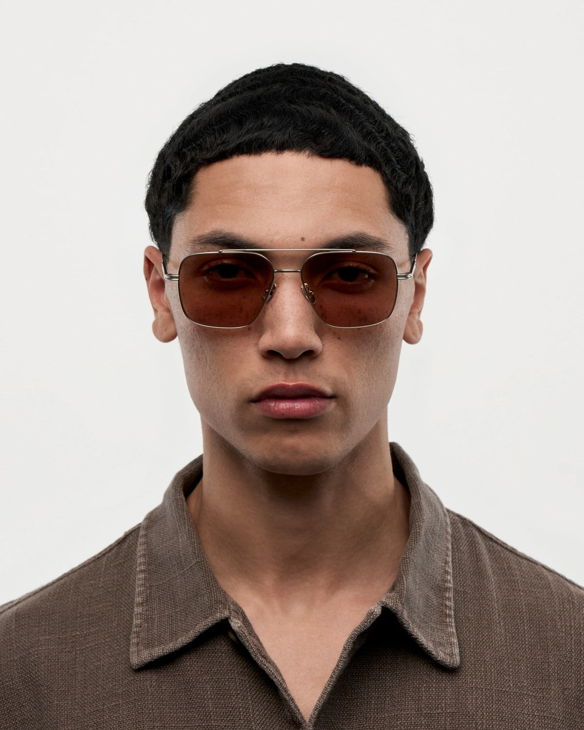 Model wearing CHIMI CC Titan Aviator Silver Medium sunglasses.
