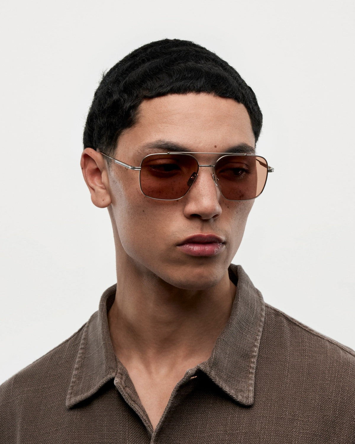 Front view of model wearing CHIMI CC Titan Aviator Silver Medium sunglasses.