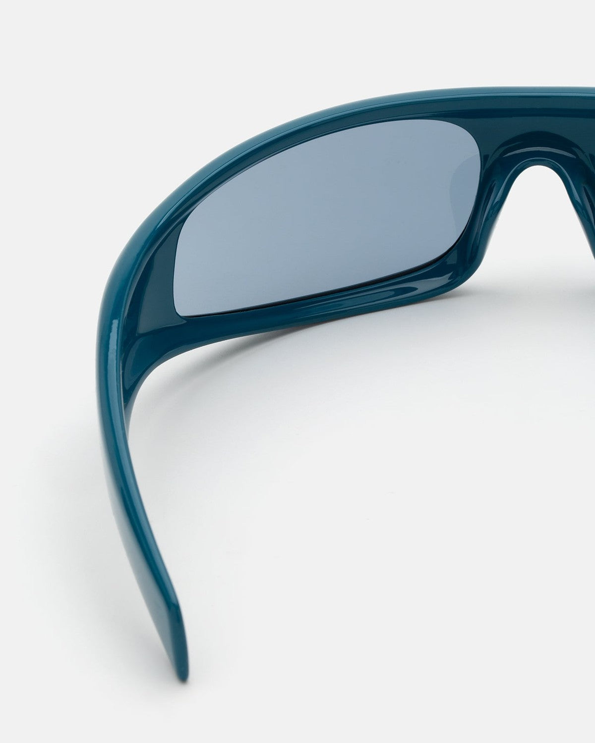 Detail of the curved temple on RETROSUPERFUTURE Cerchietto Alzavolo sunglasses.