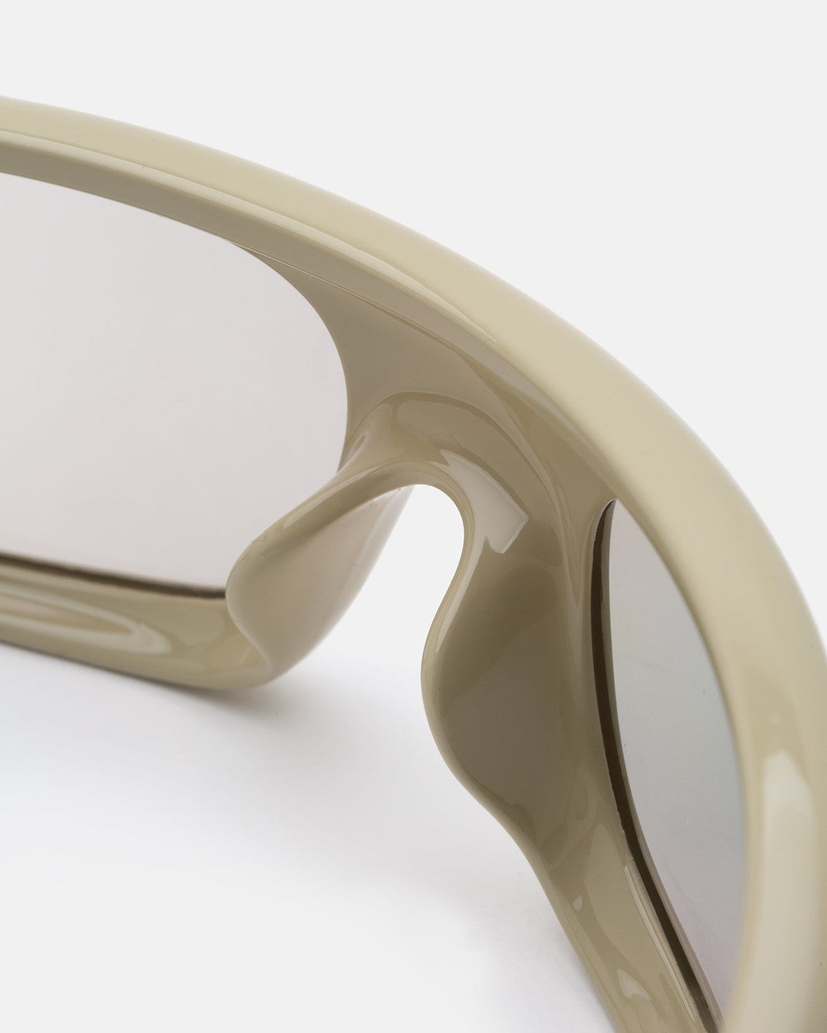 Close-up of the bridge and nose support on RETROSUPERFUTURE Cerchietto Cremoso sunglasses.