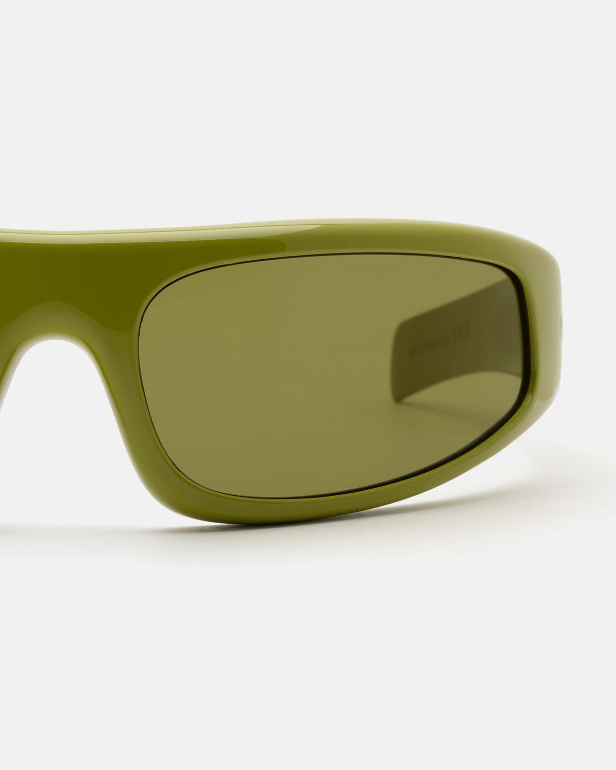 Detail of the wraparound lens construction on RETROSUPERFUTURE Cerchietto Dragoncello sunglasses.