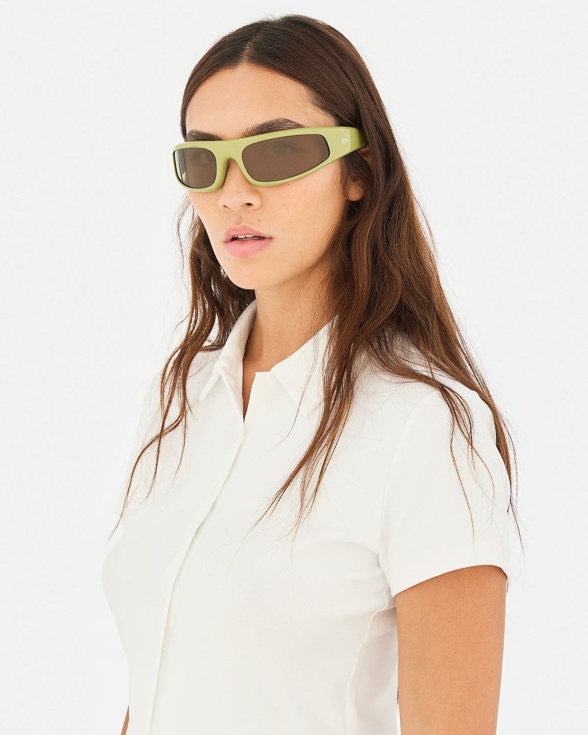 Model wearing RETROSUPERFUTURE Cerchietto Dragoncello sunglasses.