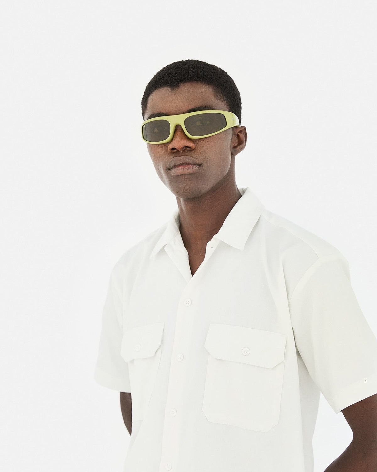 Model wearing RETROSUPERFUTURE Cerchietto Dragoncello sunglasses, front view.