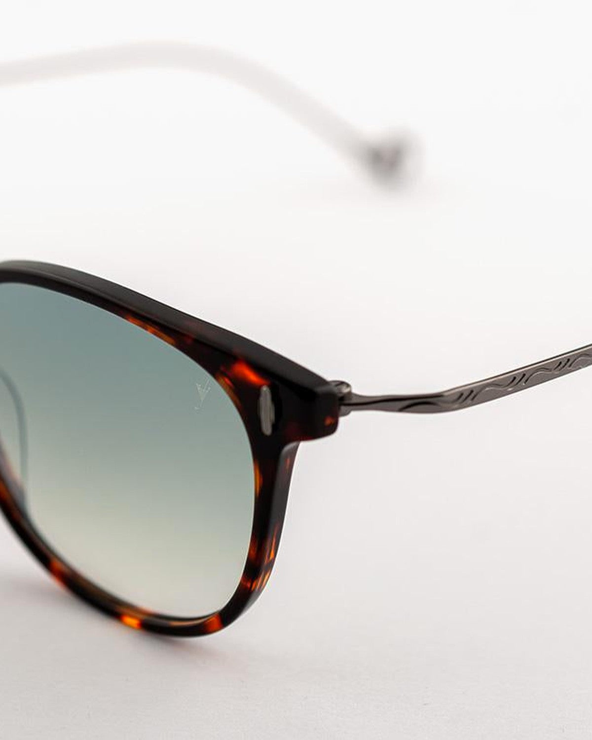 Close-up of the patterned temple and hinge on EYEPETIZER CHARLES C.I-3-25F sunglasses.