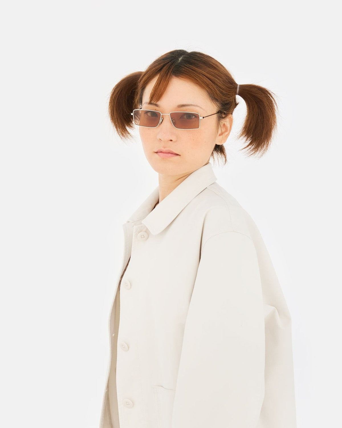 Model wearing RETROSUPERFUTURE Chopper Brown Marble sunglasses.