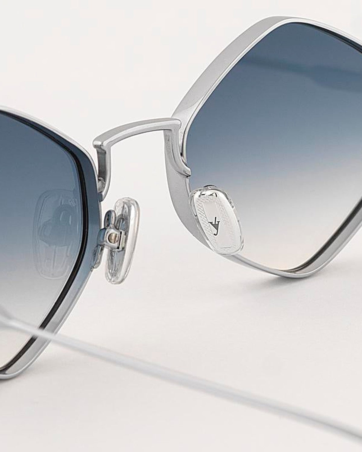 Detail of the nose bridge and decorative hinge hardware on EYEPETIZER OC.DERBY C.1-26 sunglasses.