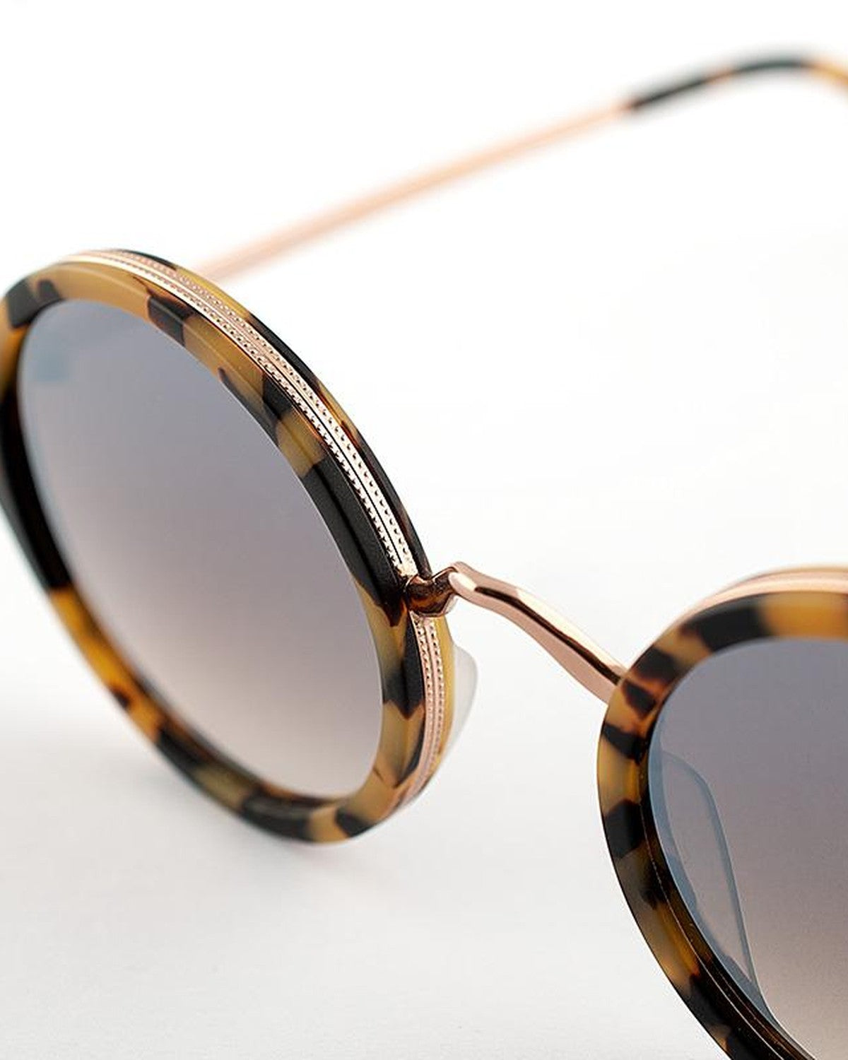 Close-up of the tortoiseshell frame and metal bridge on EYEPETIZER DES ART C.F-9-18F sunglasses.
