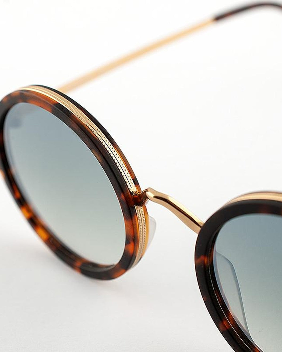 Close-up of the bridge and round lenses on EYEPETIZER DES ART C.I-4-25F sunglasses.