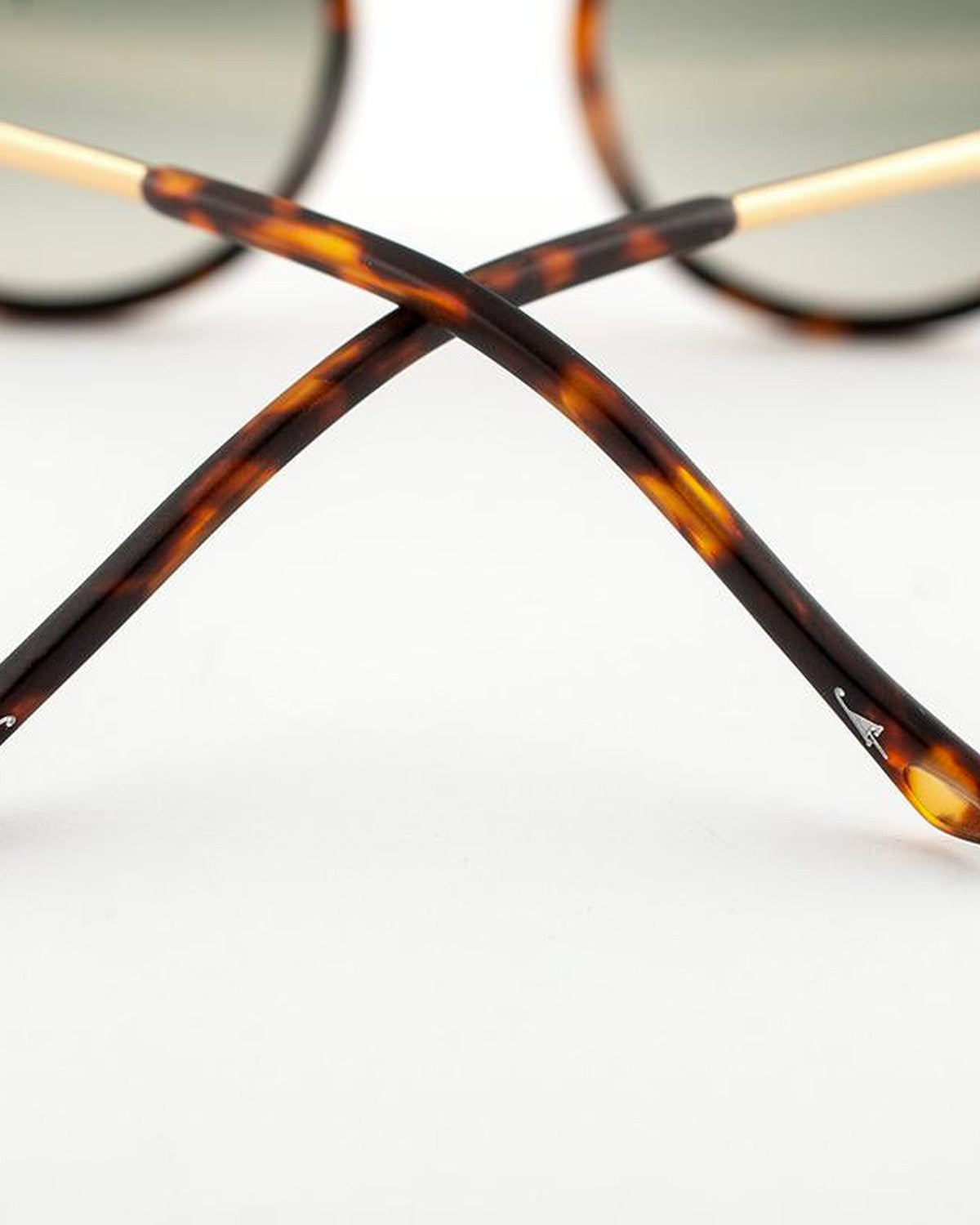 Detail of the crossed temples on EYEPETIZER DES ART C.I-4-25F sunglasses.