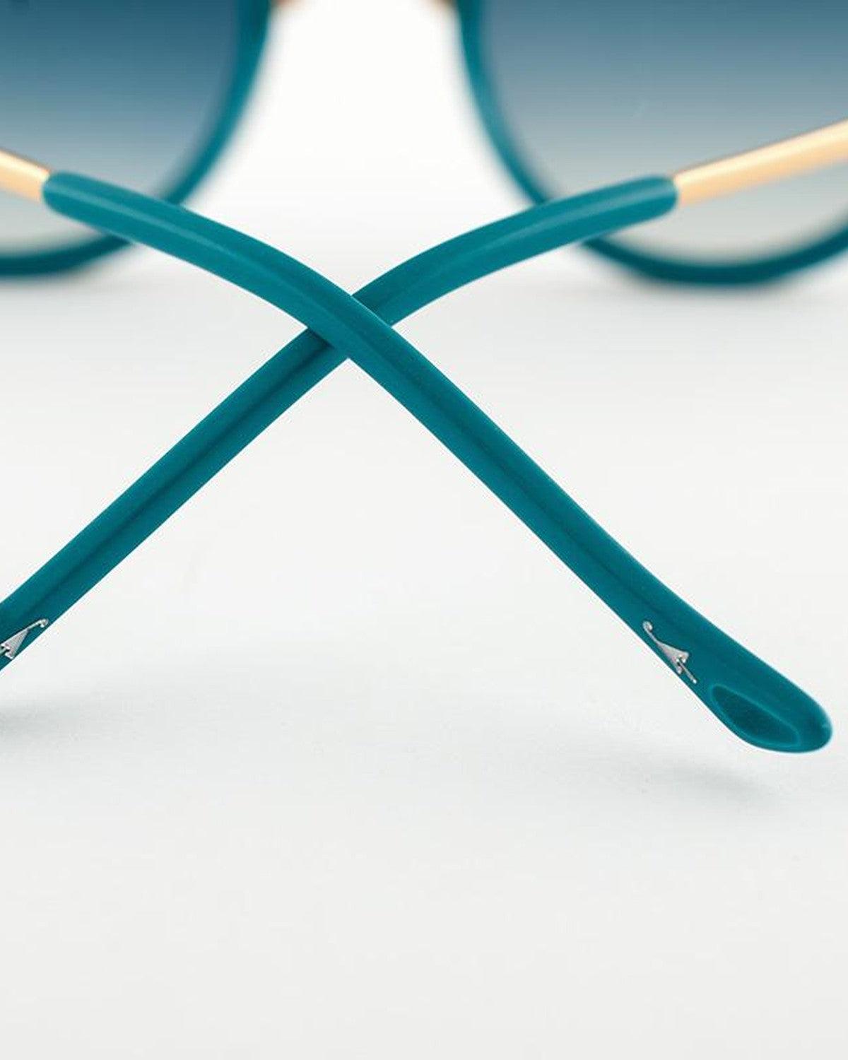 Detail of the crossed temples on EYEPETIZER DES ART C.T-4-26F sunglasses.