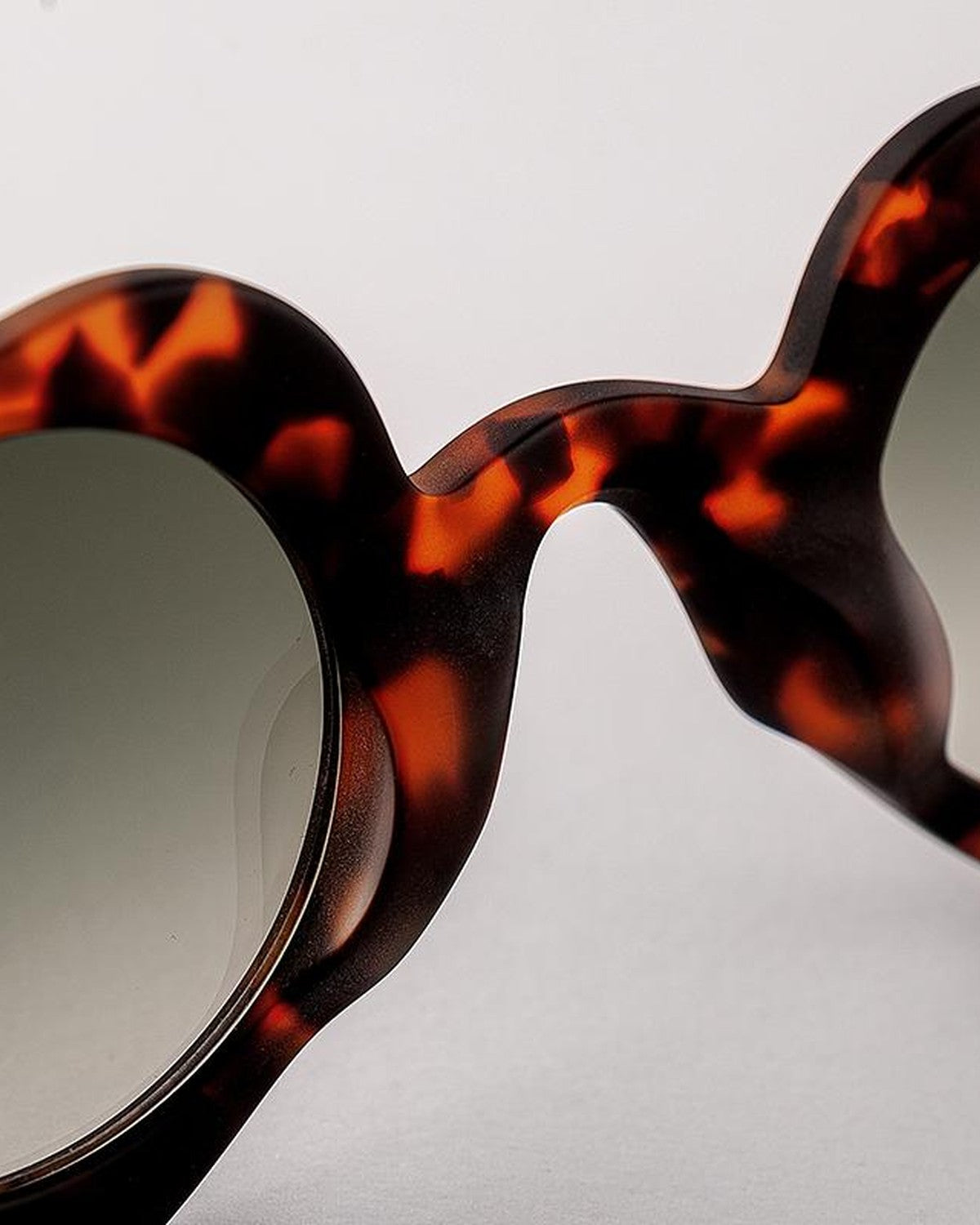 Close-up of the sculptural bridge and tortoiseshell pattern on EYEPETIZER DICIASSETTE C.I-25F sunglasses.
