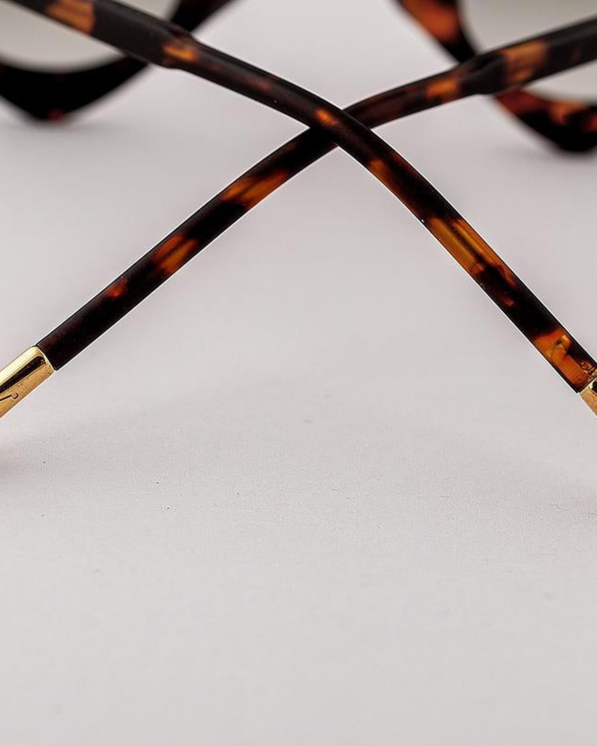 Detail of the tortoiseshell temples with gold-toned cable tips on EYEPETIZER DICIASSETTE C.I-25F sunglasses.