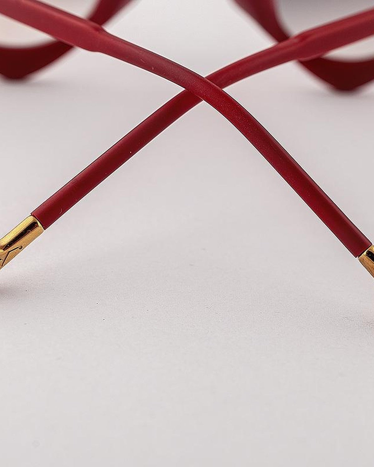 Detail of the crossed temples showing gold-tone tips on EYEPETIZER DICIASSETTE C.W-27F sunglasses.