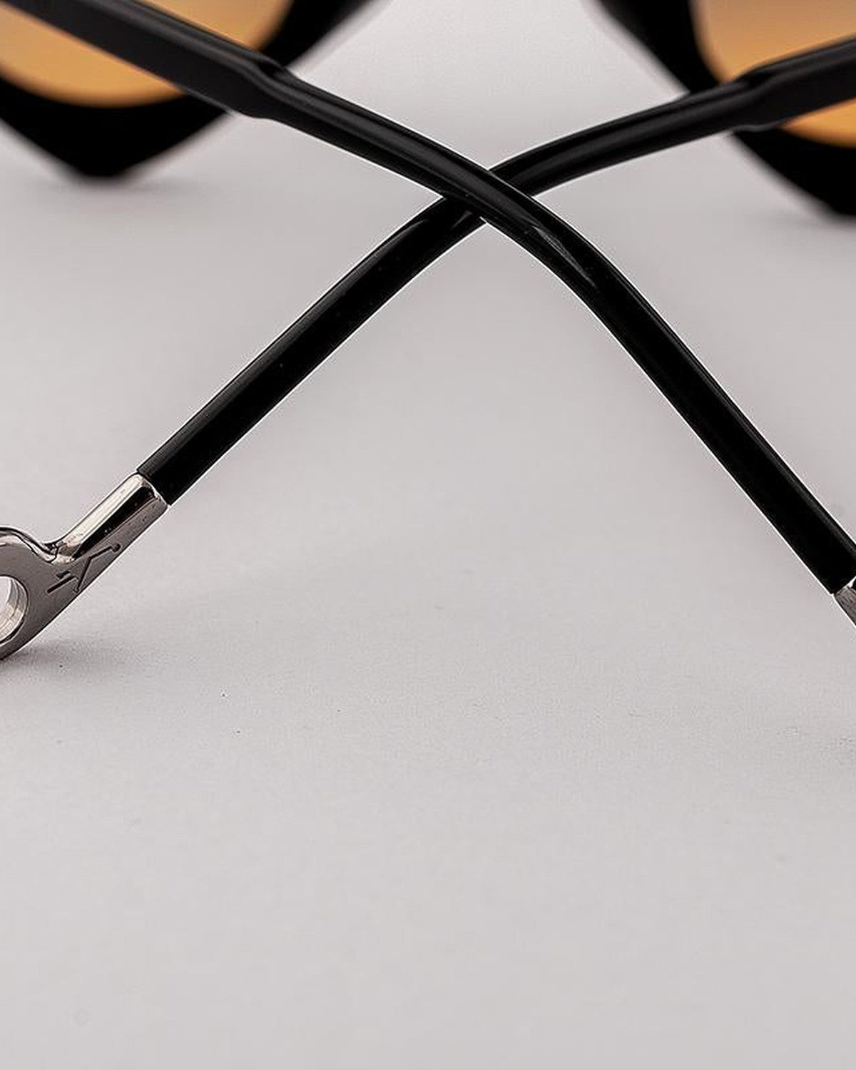 Detail of the temple hinge with metal hardware on EYEPETIZER DICIASSETTE C.A-41F sunglasses.