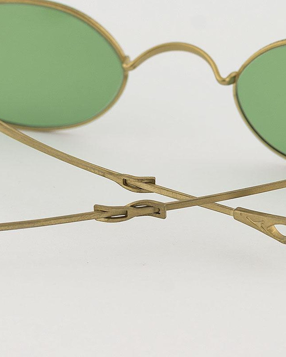 Detail of the folding bridge and slim temples on EYEPETIZER DICKIE C.4-OP-29 sunglasses.