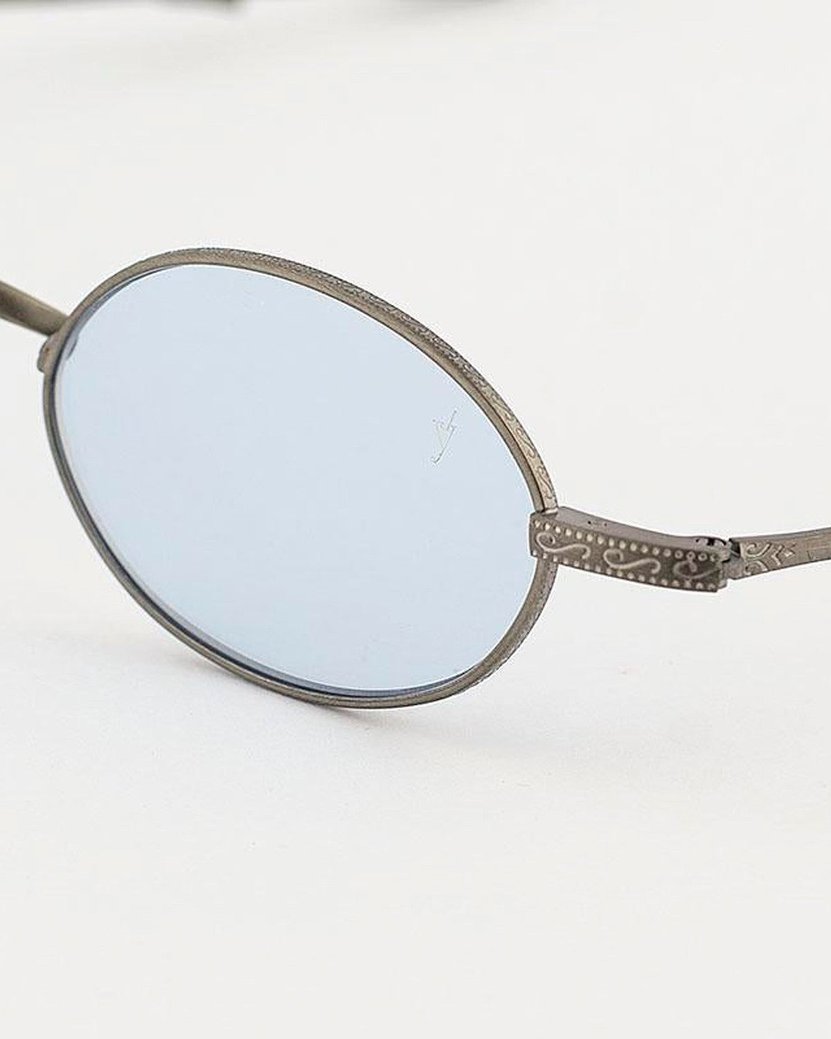 Detail of the decorative engraved temple and lens attachment on EYEPETIZER DICKIE C.1-OP-2 sunglasses.