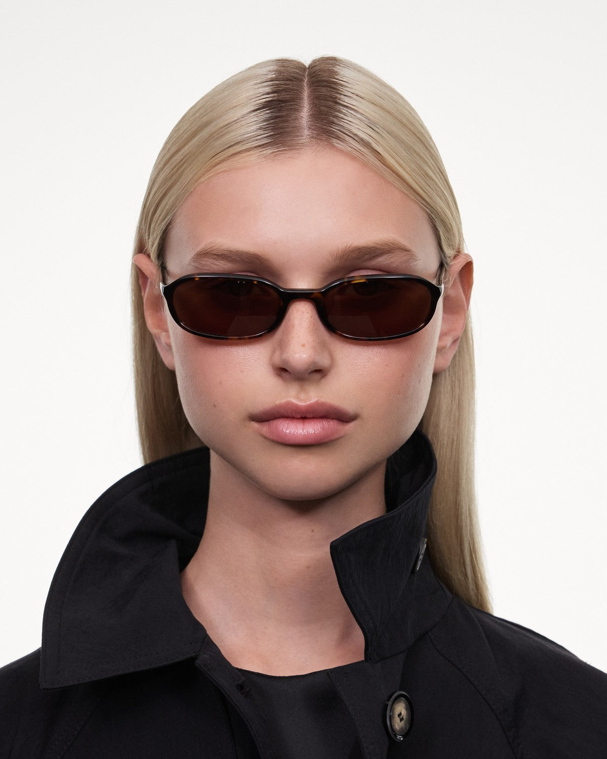 Model wearing CHIMI Edith Tortoise Brown sunglasses.