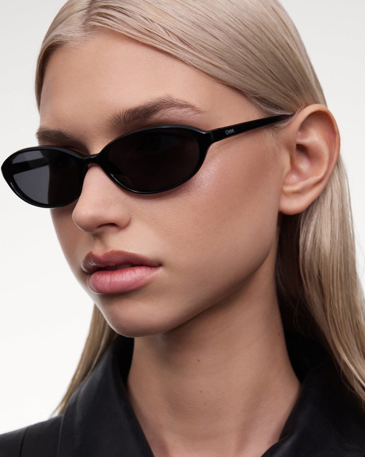Model wearing CHIMI Ellipse Black sunglasses.