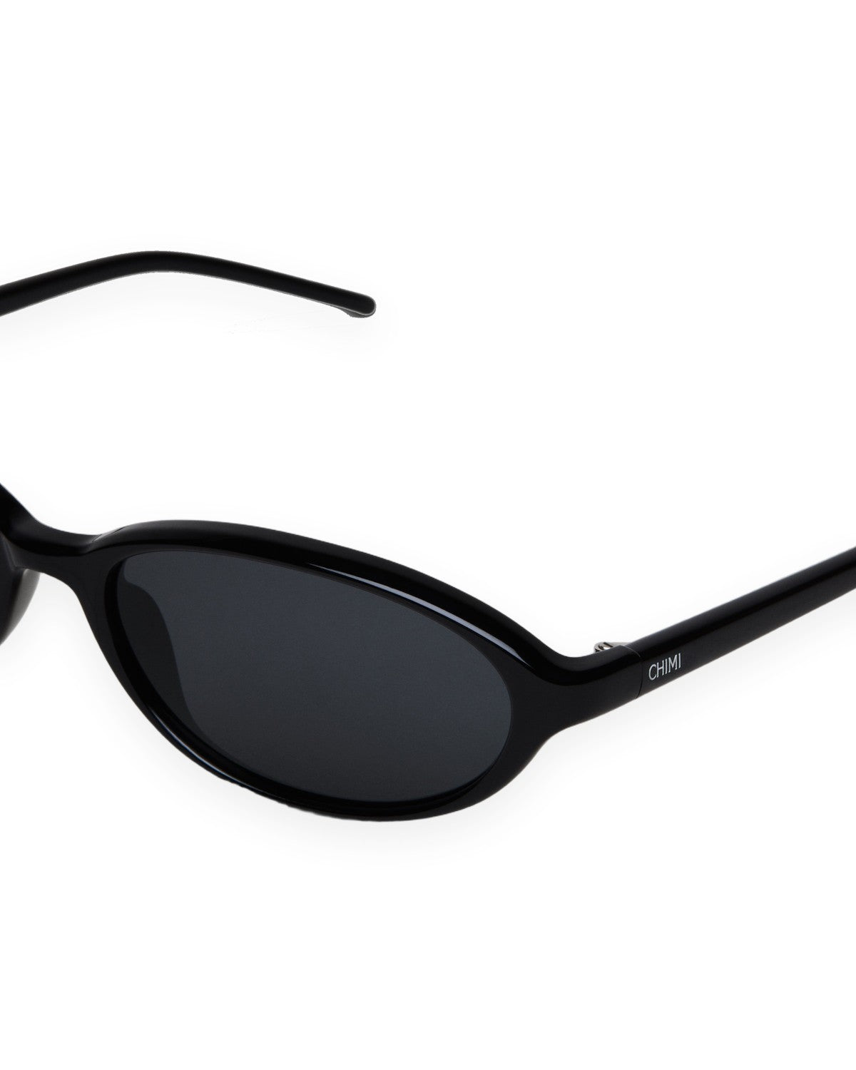 Detail of the temple and lens of CHIMI Ellipse Black sunglasses.
