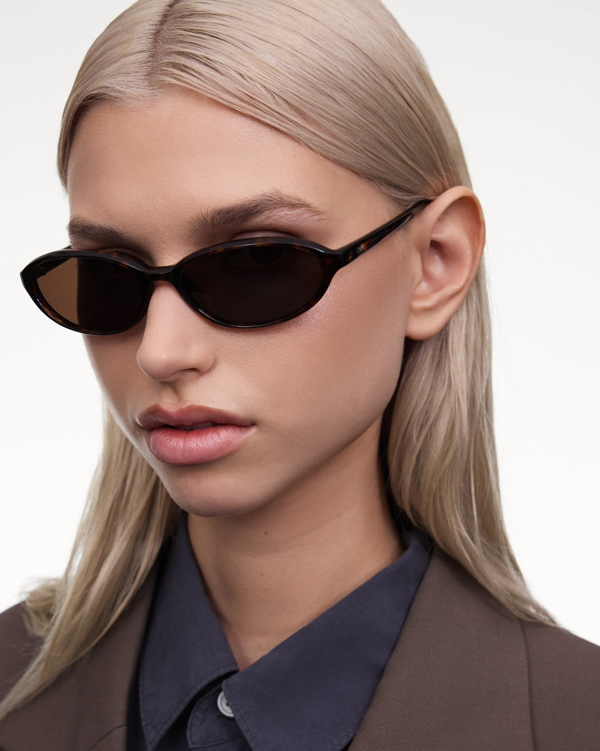 Model wearing CHIMI Ellipse Tortoise Brown sunglasses in side angle view.