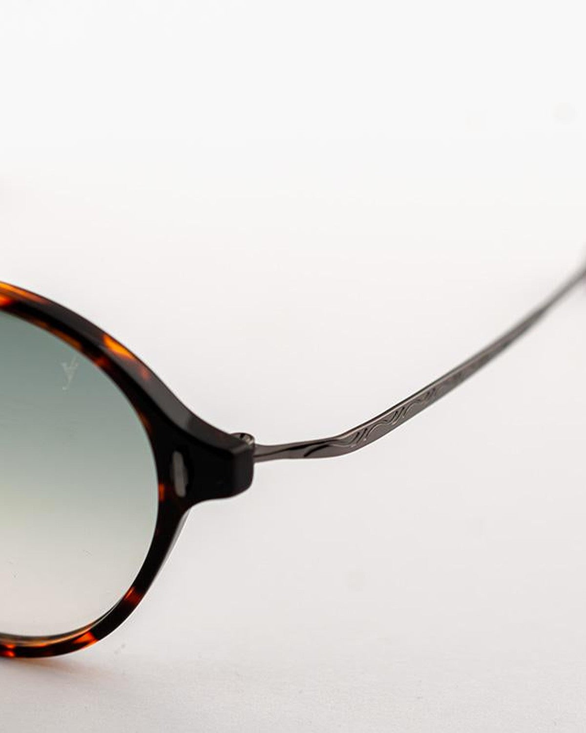 Close-up of the slender metal temple on EYEPETIZER ELIZABETH C.I-3-25F sunglasses.