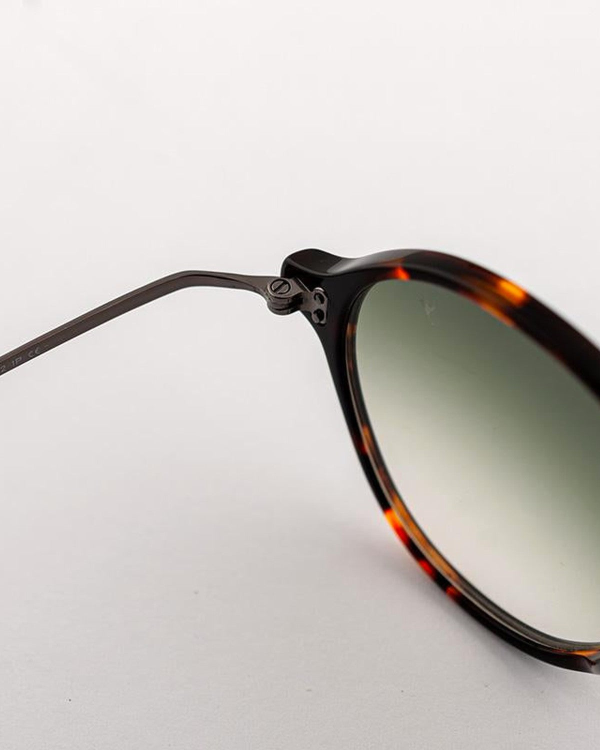 Detail of the hinge and temple connection on EYEPETIZER ELIZABETH C.I-3-25F sunglasses.