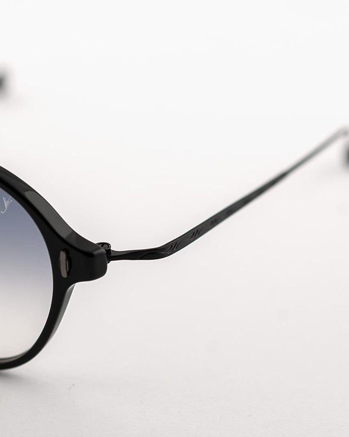 Close-up of the slim temple and hinge on EYEPETIZER ELIZABETH C.A-6-27F sunglasses.