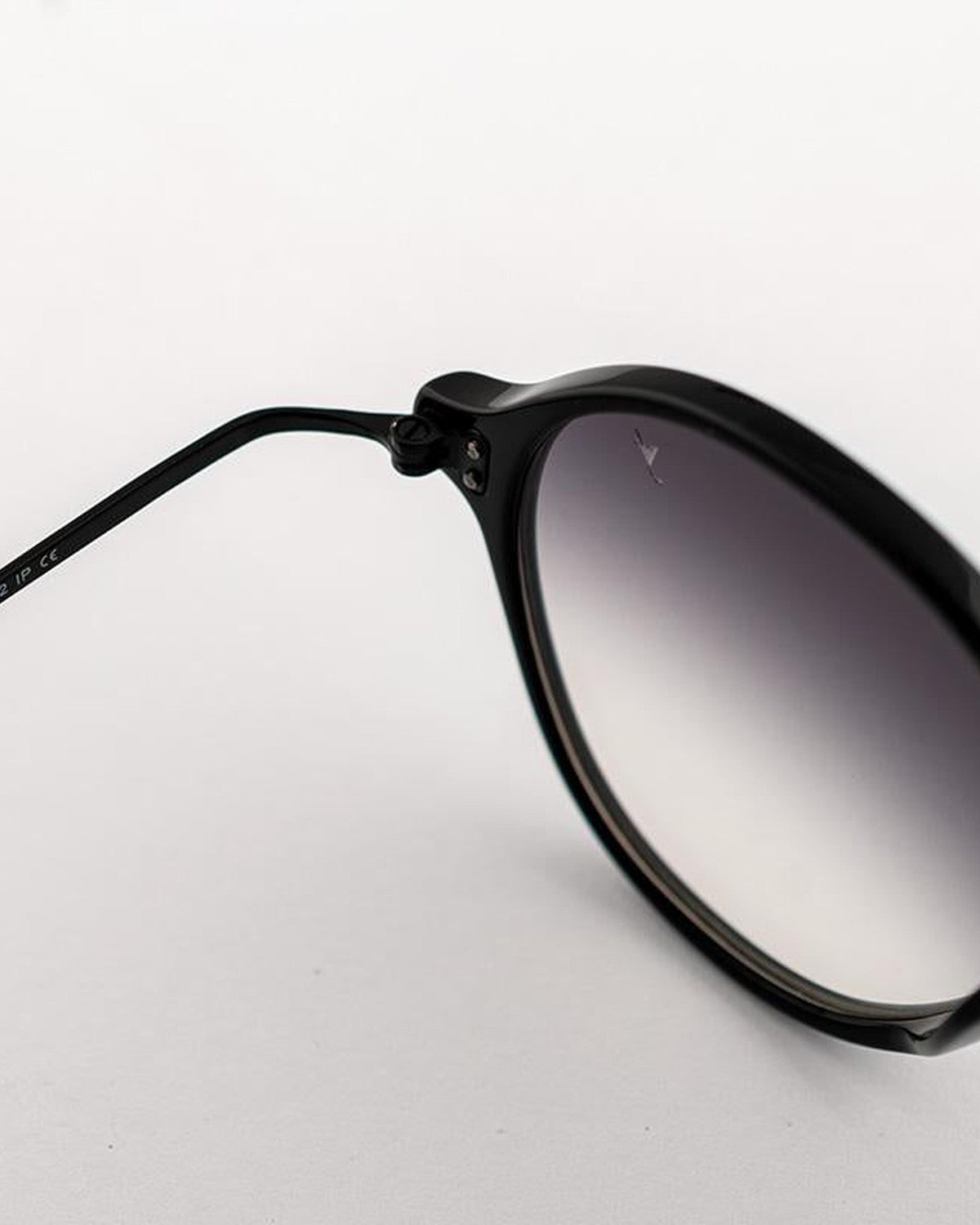 Detail of the temple and gradient lens on EYEPETIZER ELIZABETH C.A-6-27F sunglasses.
