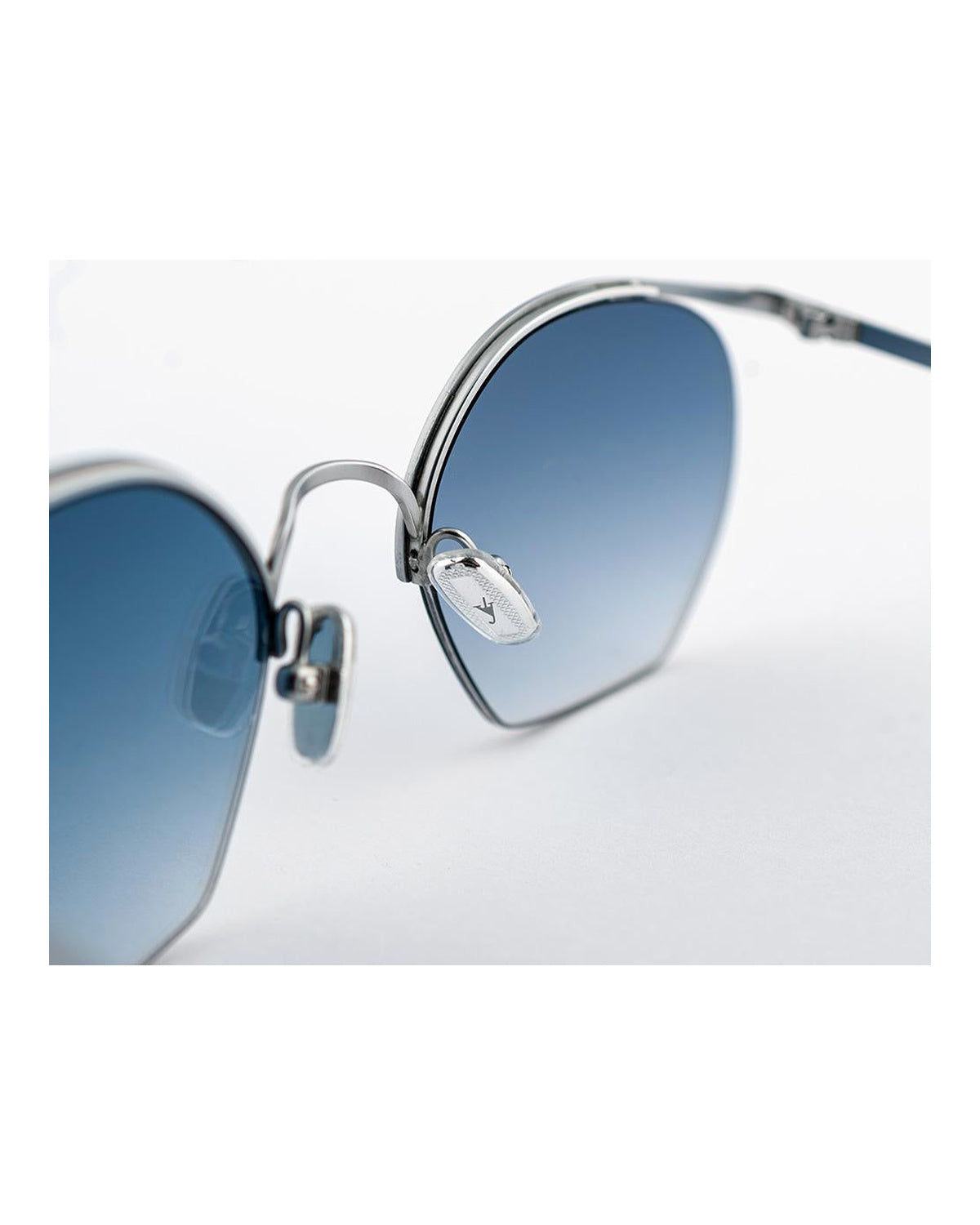 Detail of the branded nose pad on EYEPETIZER TIBERIO C.1-OP-26F sunglasses.