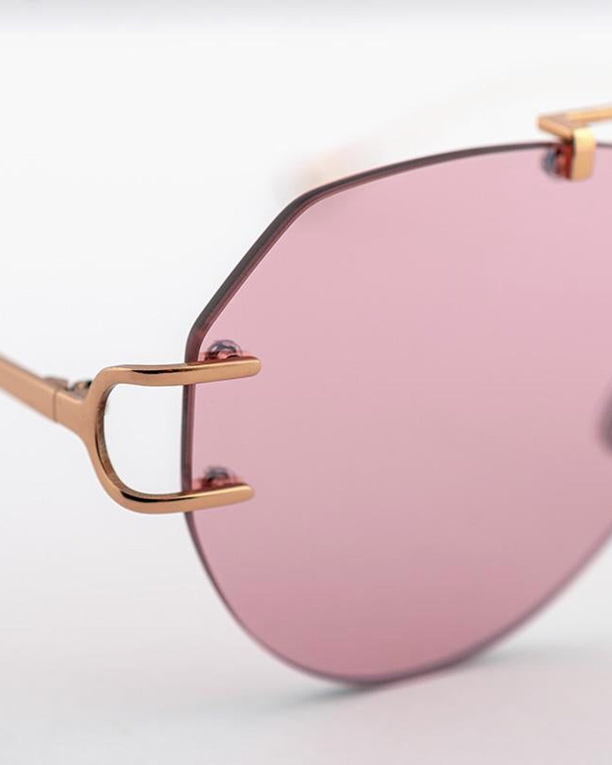Close-up of the metal temple detail on EYEPETIZER FLOW C.4-28 sunglasses.