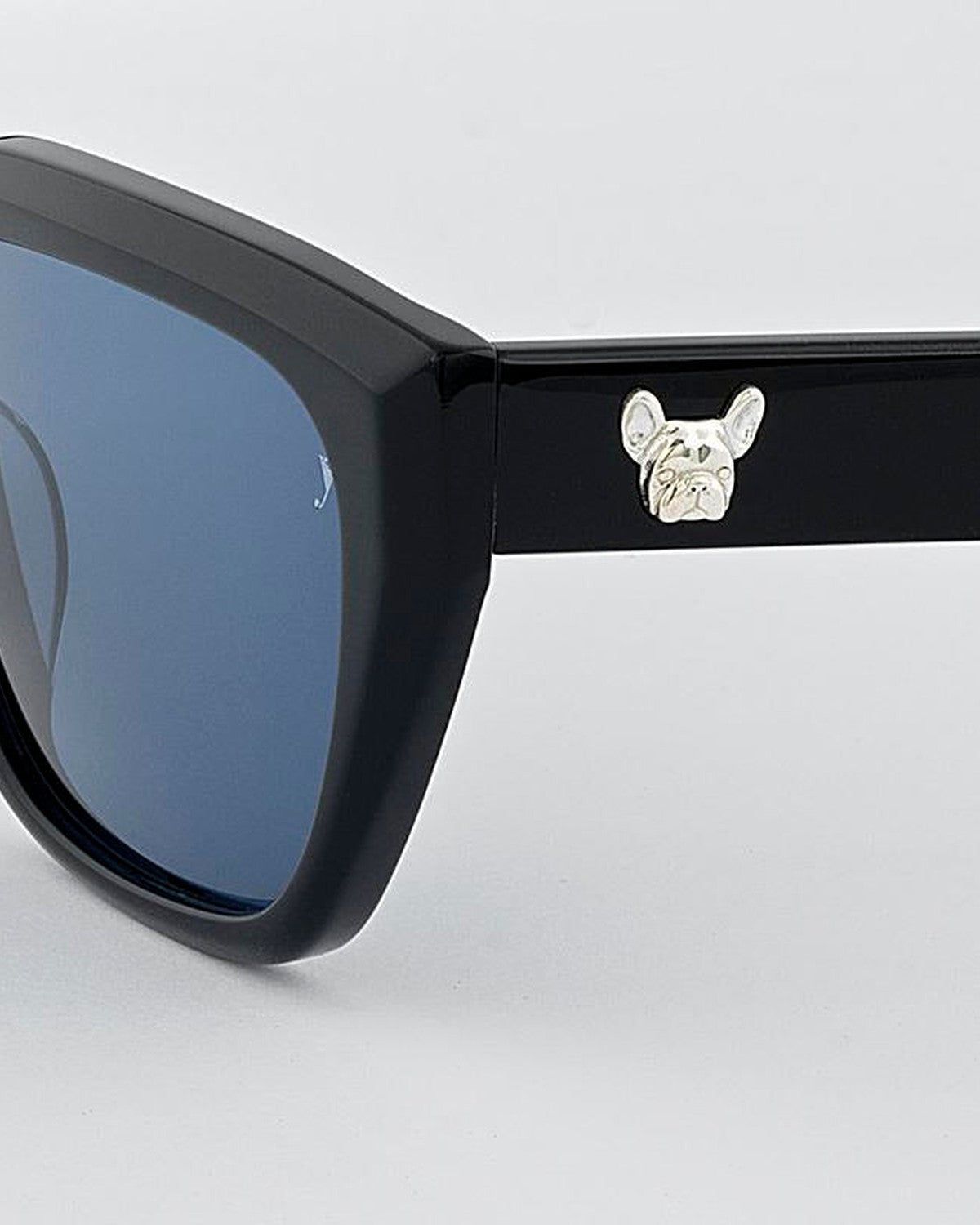 Detail of the French Bulldog logo on the temple of EYEPETIZER FRENCHIE C.A-58 sunglasses.